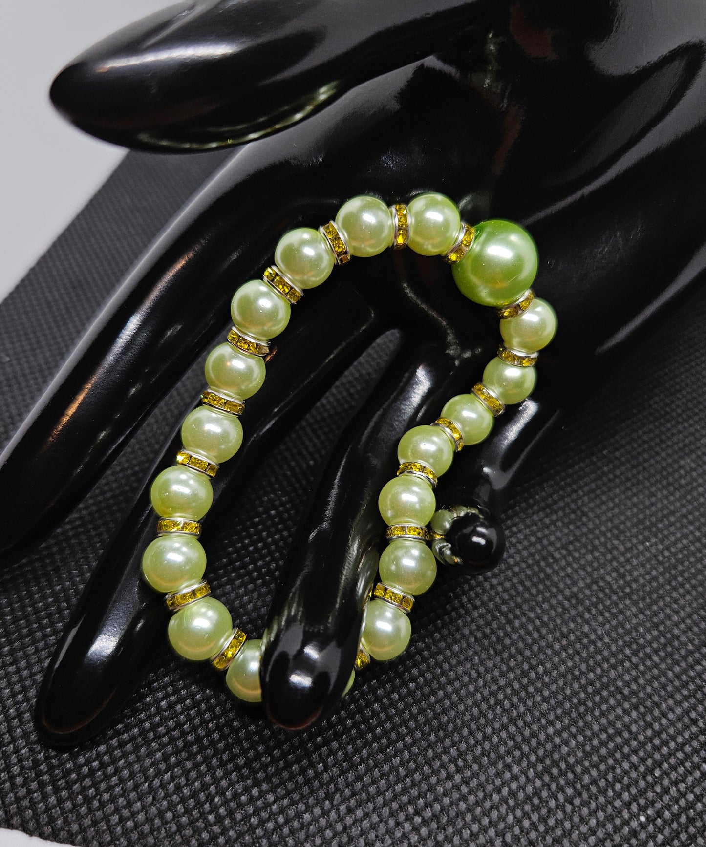 Handcrafted Green Glass Bead Bracelet – Elegant Handmade Jewelry Gift
