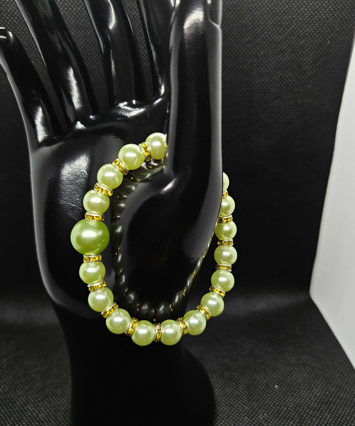 Handcrafted Green Glass Bead Bracelet – Elegant Handmade Jewelry Gift