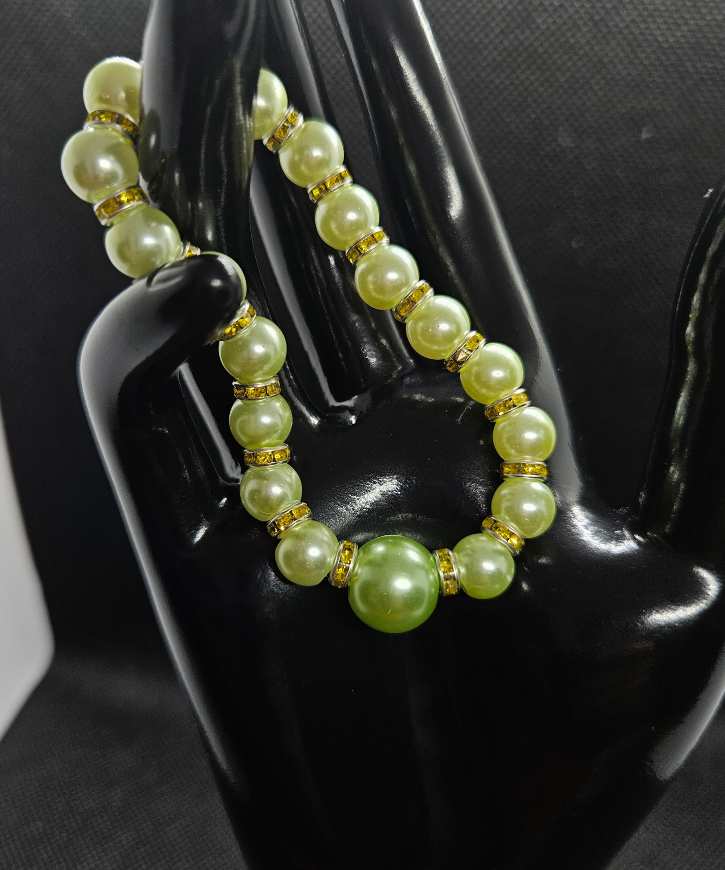 Handcrafted Green Glass Bead Bracelet – Elegant Handmade Jewelry Gift